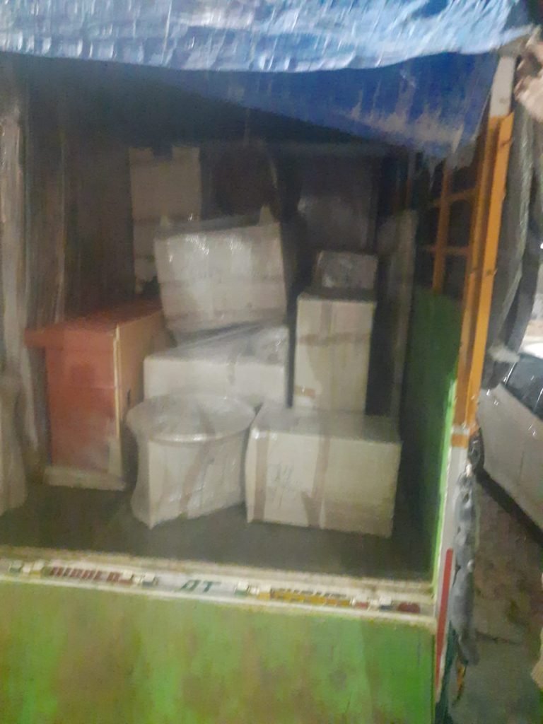 Careful loading of household goods – Reliable Packers & Movers